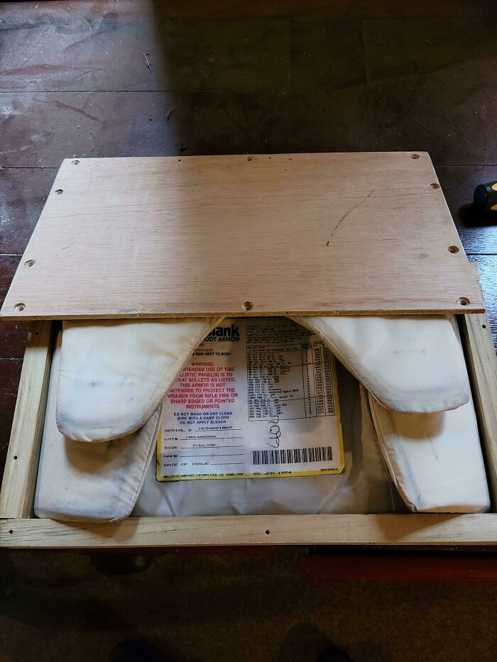 Encontré un chaleco antibalas en una caja escondida dentro de mi pared