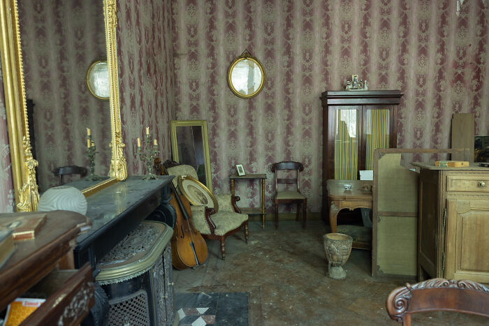 I Explored An Abandoned Chateau In Belgium With Belongings Left Behind (18 Pics)