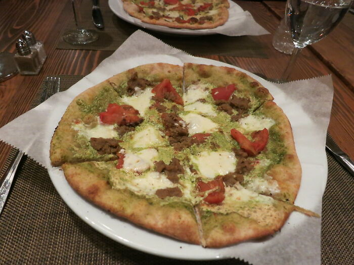 30 Red Flags To Keep An Eye On To Spot A Bad Restaurant, As Shared On This Online Group