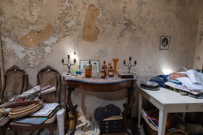 I Explored An Abandoned Chateau In Belgium With Belongings Left Behind (18 Pics)