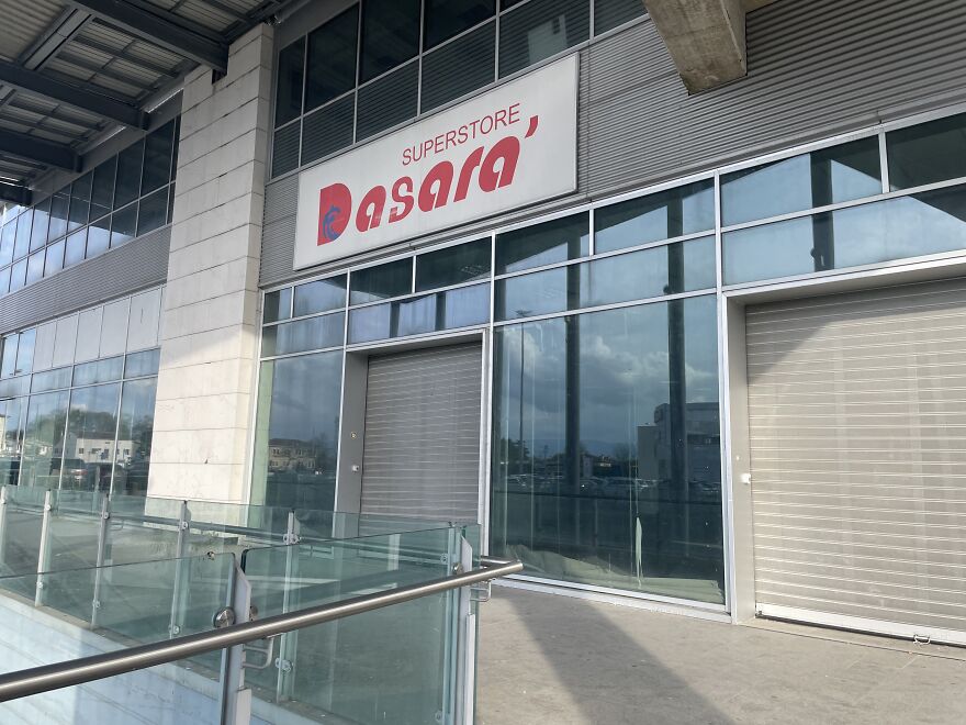 &ldquo;Comfortable Dystopia&rdquo;: 6 Photos Of An Abandoned Retail Center