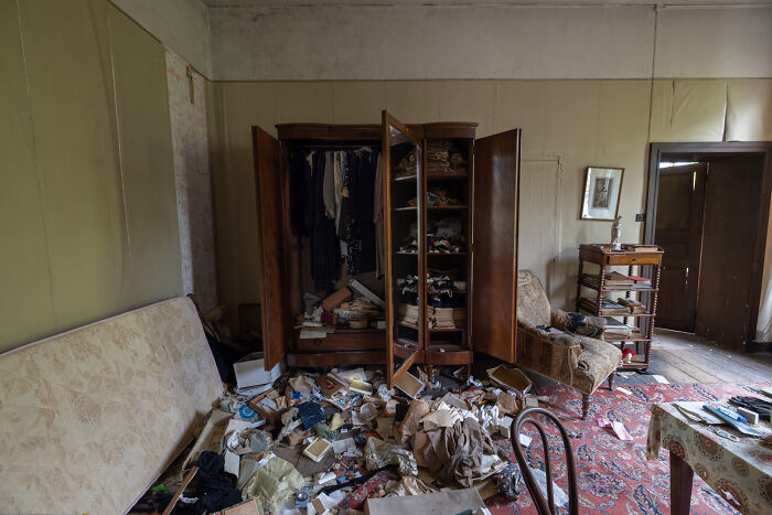 I Explored An Abandoned Chateau In Belgium With Belongings Left Behind (18 Pics)