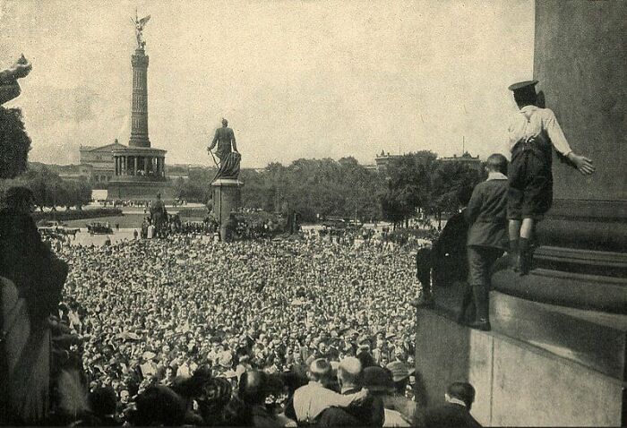(1914) Germans In Front Of The Reichstag The Day After The Declaration Of War On Russia
