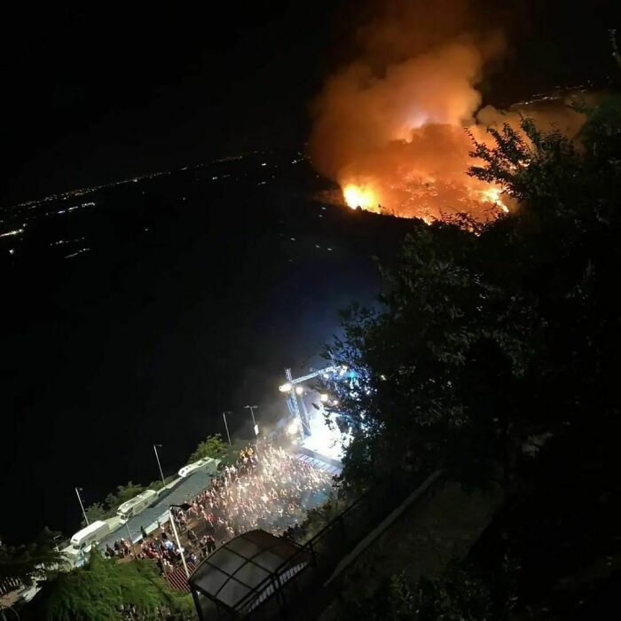 50 Ironic Pics That Perfectly Showcase The Absurdity Of Capitalism, As Shared On This Group