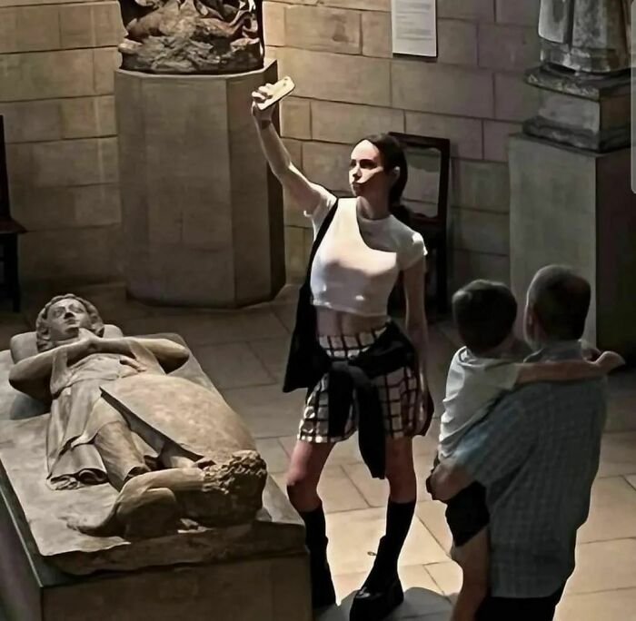 50 Ironic Pics That Perfectly Showcase The Absurdity Of Capitalism, As Shared On This Group