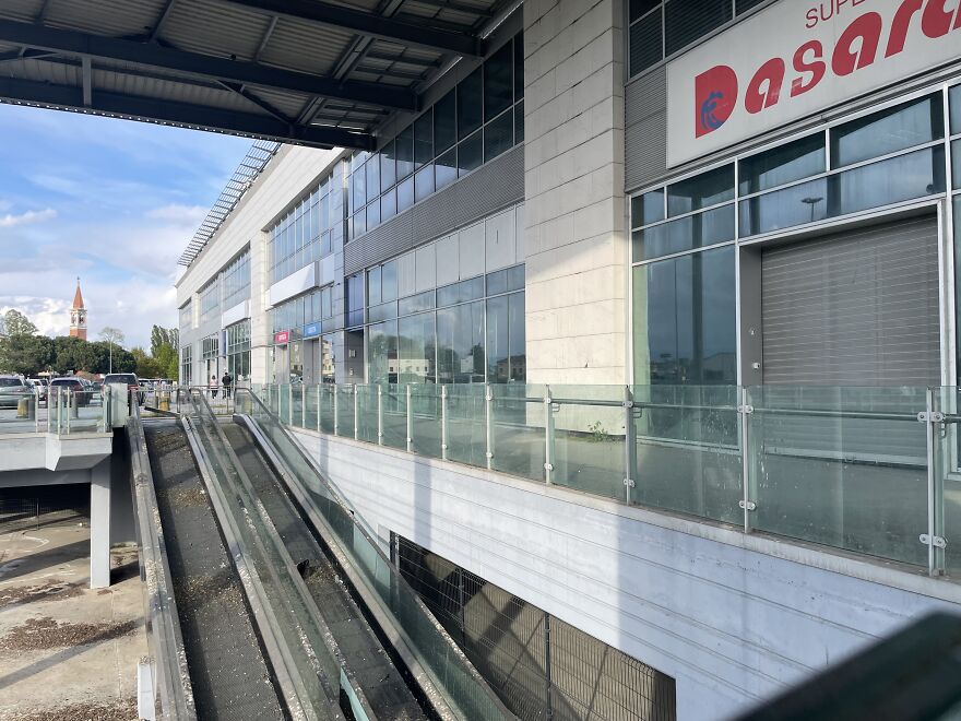 &ldquo;Comfortable Dystopia&rdquo;: 6 Photos Of An Abandoned Retail Center