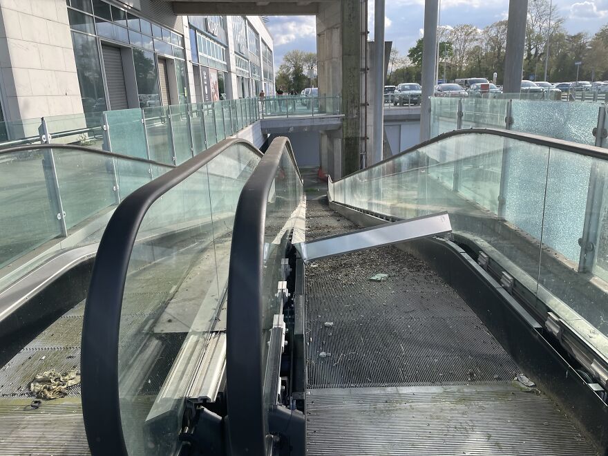 &ldquo;Comfortable Dystopia&rdquo;: 6 Photos Of An Abandoned Retail Center