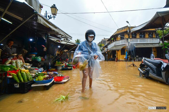 I Travelled To Hoi An, Vietnam, And Took Pictures To Show What People&rsquo;s Life Looks Like During Flood Season