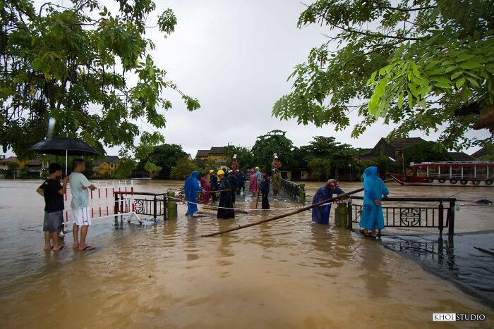 I Travelled To Hoi An, Vietnam, And Took Pictures To Show What People&rsquo;s Life Looks Like During Flood Season