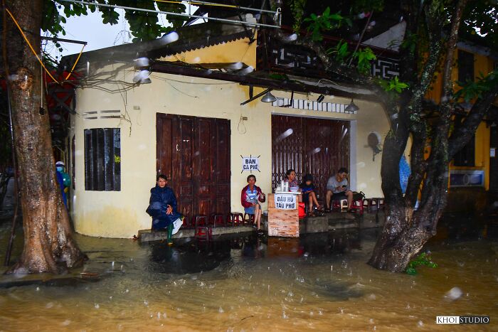 I Travelled To Hoi An, Vietnam, And Took Pictures To Show What People&rsquo;s Life Looks Like During Flood Season