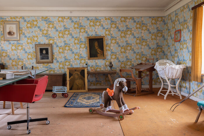 I Explored An Abandoned Chateau In Belgium With Belongings Left Behind (18 Pics)