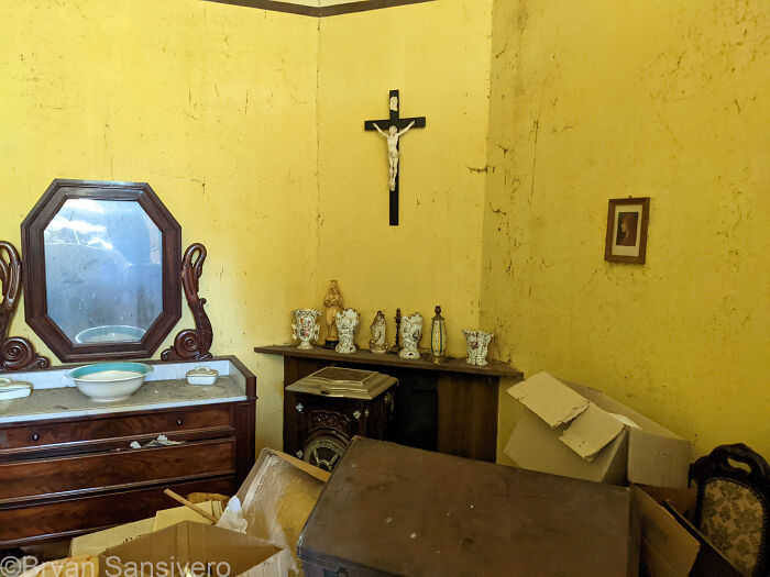 I Explored An Abandoned Chateau In Belgium With Belongings Left Behind (18 Pics)