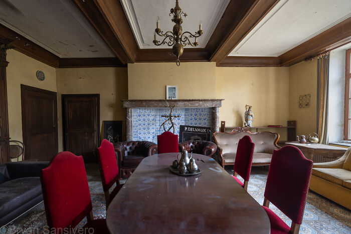 I Explored An Abandoned Chateau In Belgium With Belongings Left Behind (18 Pics)
