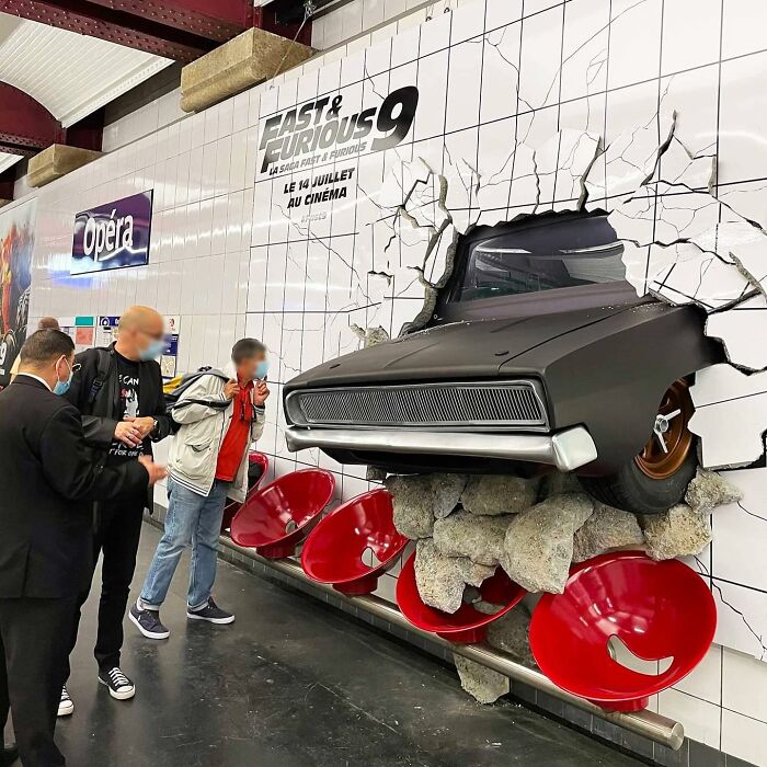 50 Times Marketing Specialists Stepped Up Their Game And Surprised People With These Cool Outdoor Adverts