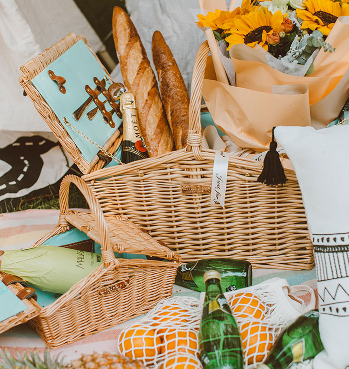 Picture of basket with bread, flowers and sampagne