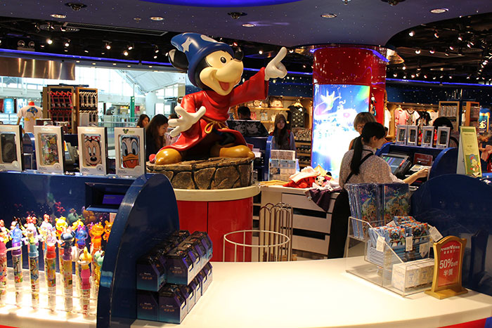 31 Times Rude Humans Mistook Others For Employees And Were Less Than Pleasant About It