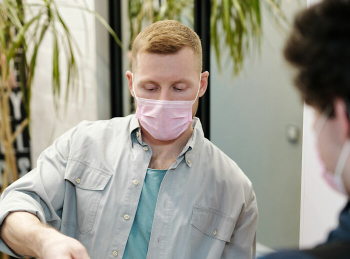 31 Times Rude Humans Mistook Others For Employees And Were Less Than Pleasant About It