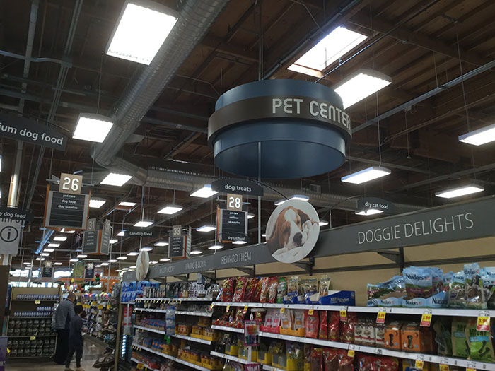 31 Times Rude Humans Mistook Others For Employees And Were Less Than Pleasant About It