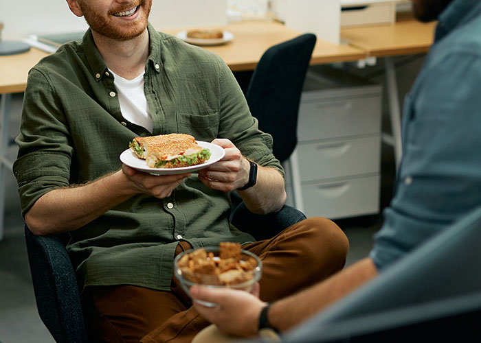 Man Is Surprised That His Co-Workers Constantly Come To Work Early, Shames Them About It After Realizing Why Man Is Surprised That His Co-Workers Constantly Come To Work Early, Shames Them About It After Realizing Why