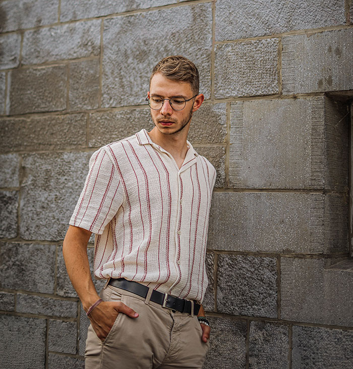 Person putting his hands in his pockets