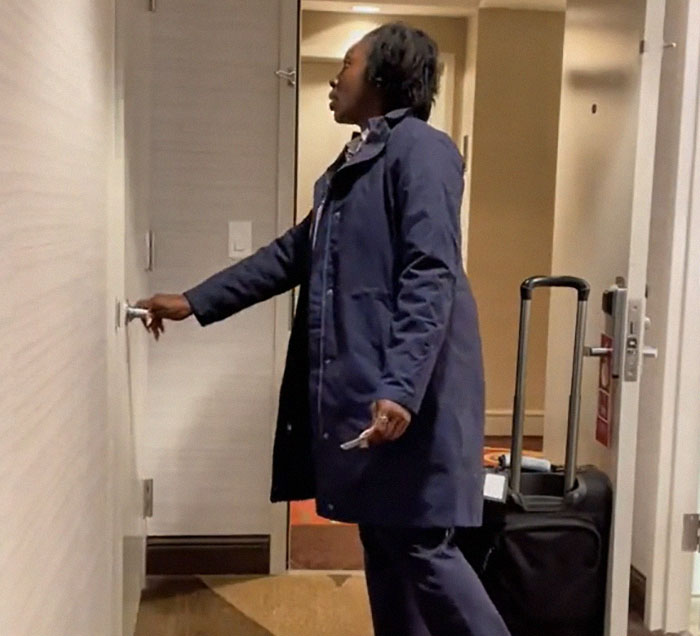 "I Will Never Stop Doing My Hotel Security Search": Woman Shows Her Security Routine To Teach Others "I Will Never Stop Doing My Hotel Security Search": Woman Shows Her Security Routine To Teach Others