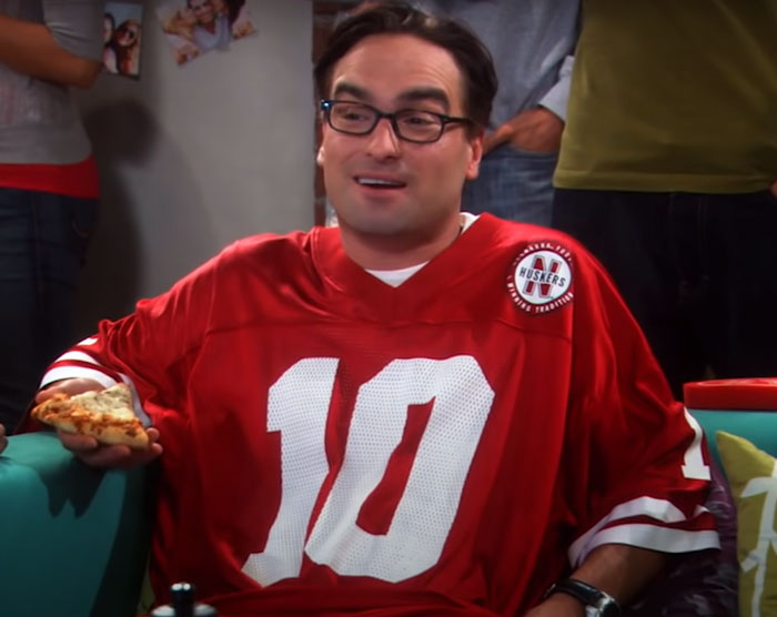 Leonard Hofstadter eating pizza 