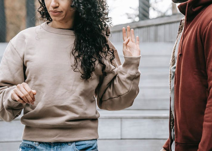 30 “Dead Giveaways” That Your Relationship Is Toxic