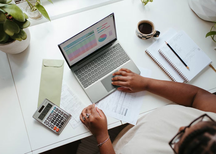 30 Not-So-Obvious Red Flags From Employers That Workers Should Watch Out For