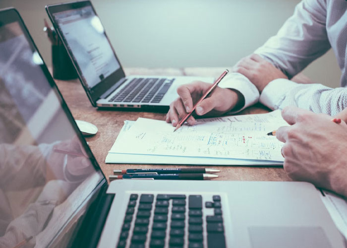 30 Not-So-Obvious Red Flags From Employers That Workers Should Watch Out For