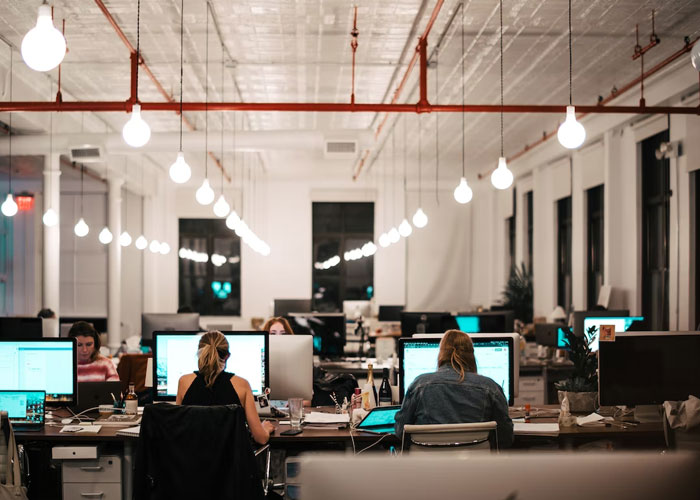 30 Not-So-Obvious Red Flags From Employers That Workers Should Watch Out For