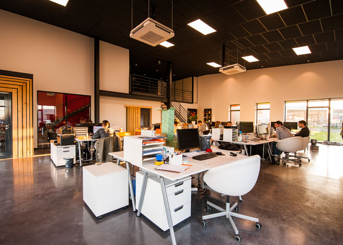 30 Not-So-Obvious Red Flags From Employers That Workers Should Watch Out For