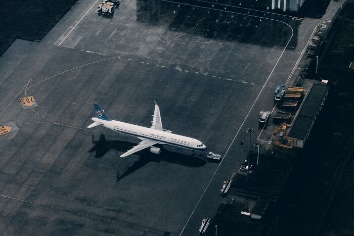 Travel Blogger Criticizes Passengers Who Don't Observe Her Unwritten 'Plane Etiquette Rules', Stirs Discussion Online Travel Blogger Criticizes Passengers Who Don't Observe Her Unwritten 'Plane Etiquette Rules', Stirs Discussion Online