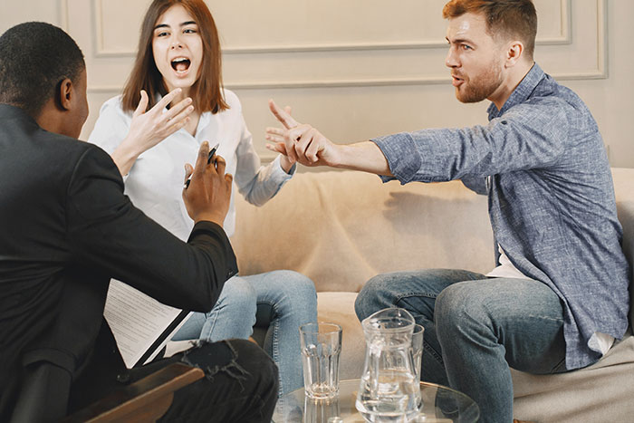 Woman Gets Yelled At By A New Guy At Dinner With Friends For Not Splitting The Check Evenly Like Everyone Else