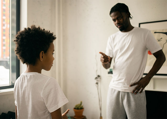 25 Señales de alarma que dicen "malos padres" a gritos