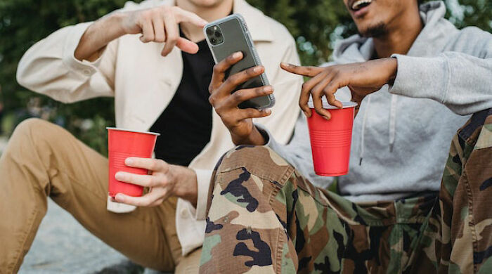 20 Historias terribles de falsos amigos que destruyeron la confianza de la gente