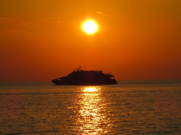 Someone Asks Sailors Or People Who Work At Sea "What's The Most Creepy Or Most Amazing Sight You Witnessed?" And 30 Deliver
