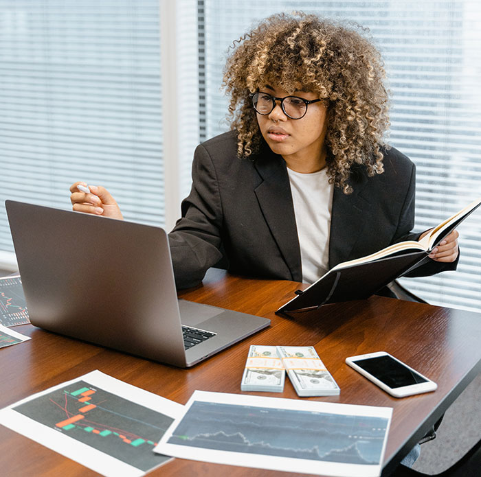 Guy Challenges His GF's Claims About Sexism At Work, Gets An Eye-Opening Reality Check