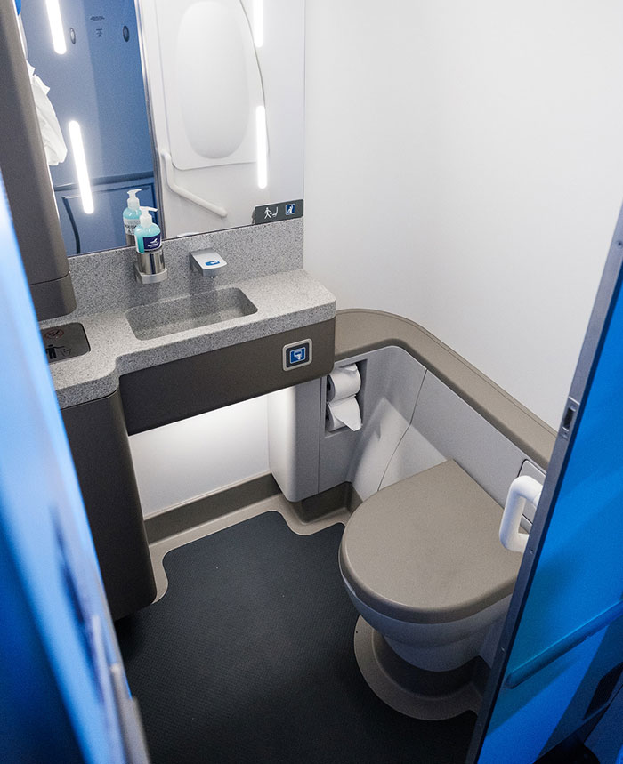 40 Common Etiquette Mistakes To Avoid On Your Next Flight, As Told By Frequent Fliers