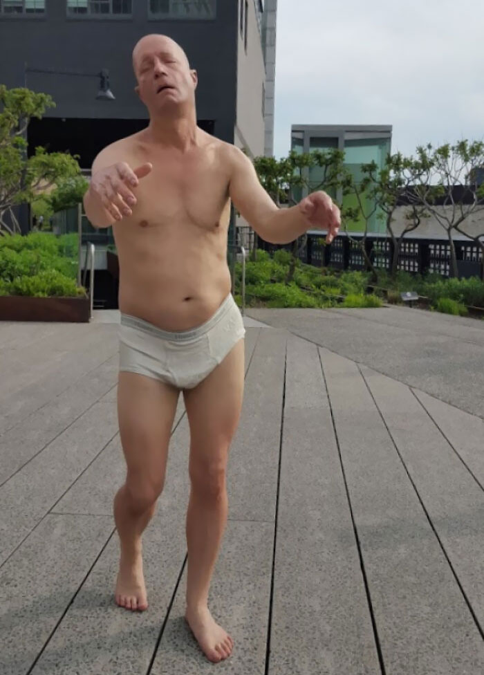 I Took This Pic Of A Hyper-Realistic Statue In NYC Today, It Was Freaking A Few People Out