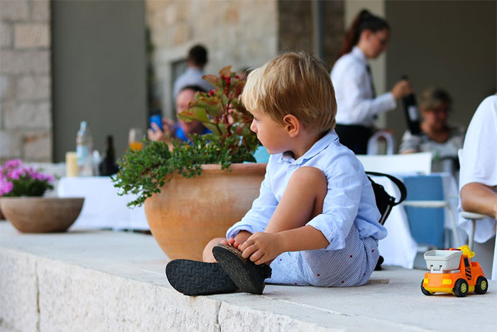 Entitled Parents Let Their Kids Run Around A Restaurant Until One Grabs A Stranger's Legs And Gets Yelled At Entitled Parents Let Their Kids Run Around A Restaurant Until One Grabs A Stranger's Legs And Gets Yelled At