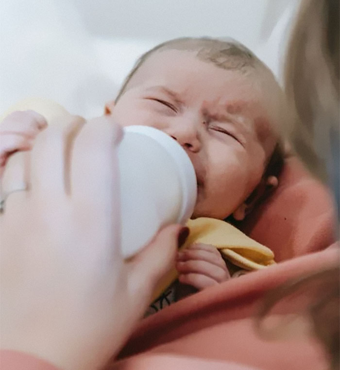 Guy Turns To The Internet For Support After Teaching His Wife A Lesson On Complaining On The Plane, Gets None Guy Turns To The Internet For Support After Teaching His Wife A Lesson On Complaining On The Plane, Gets None