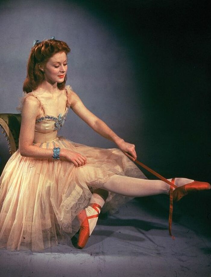1948 - La bailarina escocesa Moira Shearer interpreta a la bailarina Victoria Page en la película clásica "Las zapatillas rojas"