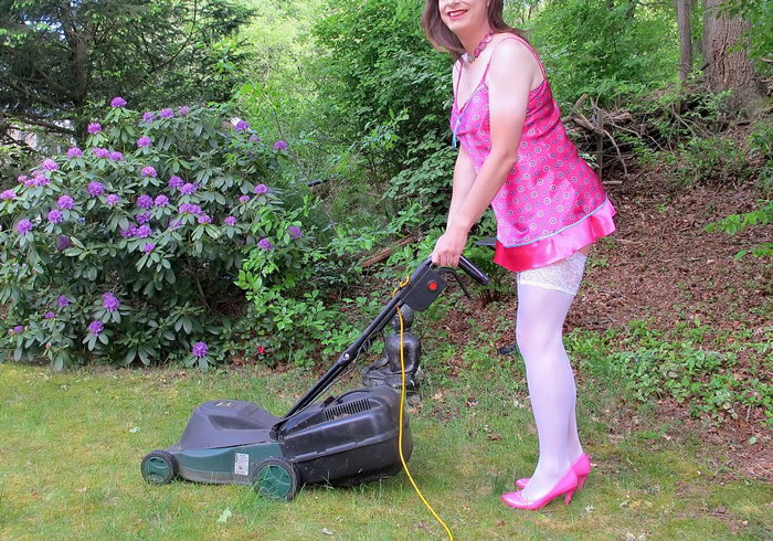 “Just Before 8 PM, One Of My Neighbors Started Screaming”: Woman Ordered To Stop Mowing Her Lawn Because It’s Sunday And People Want To Rest “Just Before 8 PM, One Of My Neighbors Started Screaming”: Woman Ordered To Stop Mowing Her Lawn Because It’s Sunday And People Want To Rest