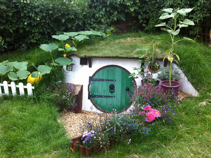 “Hobbit Hole” Was A DIY Project By Ashley Yeates, Who Decided To Build A Tolkien-Inspired Underground House In His Backyard “Hobbit Hole” Was A DIY Project By Ashley Yeates, Who Decided To Build A Tolkien-Inspired Underground House In His Backyard