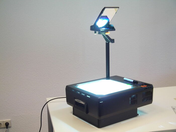 Overhead projector displaying light on a table, an old gadget that was a trendsetter in its time.
