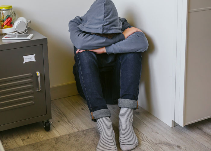 “Haven’t Spoken To My ‘Parents’ In Over 10 Years”: 30 People Reveal Their Thoughts On Parents Kicking Their Kids Out At 18