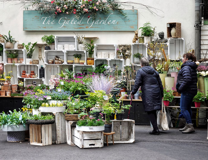 &ldquo;Karen&rsquo;s Face Turned From Red To White&rdquo;: Woman Takes Plants From A Shop, Spots Police Car And Disappears From The Store Within Seconds