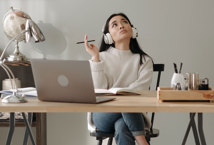 "[It's] Disrespectful And A Violation Of Privacy": Extremely-Intrusive Coworker Is Scolded By A Woman In Front Of The Entire Office