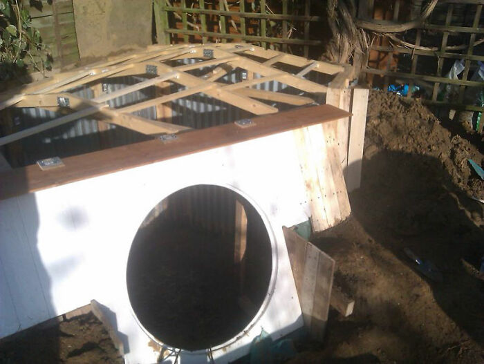 “Hobbit Hole” Was A DIY Project By Ashley Yeates, Who Decided To Build A Tolkien-Inspired Underground House In His Backyard “Hobbit Hole” Was A DIY Project By Ashley Yeates, Who Decided To Build A Tolkien-Inspired Underground House In His Backyard