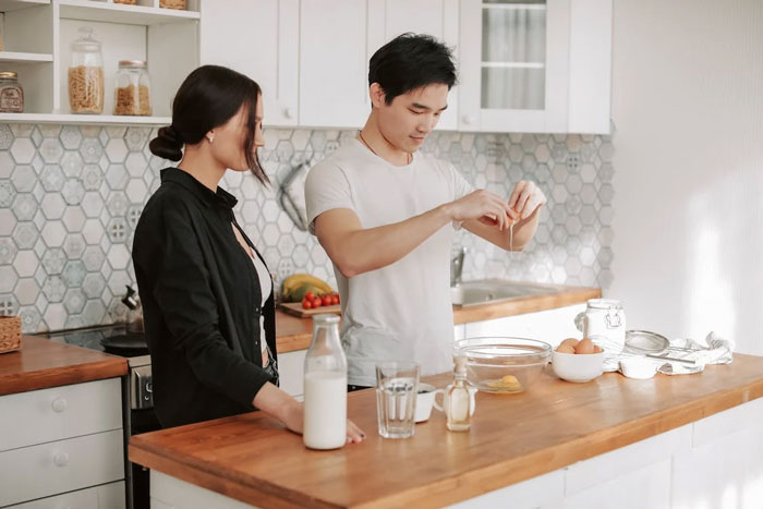 Man Wonders If He&rsquo;s A Jerk For Offering Roommate And His GF Home-Cooked Food